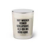 Duftkerze mit witzigem Spruch: Hat wieder keiner geklatscht, als ich ins Büro kam. Farbe schwarz und beige mit silbernem Deckel von Sassy Candle.