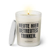 Duftkerze mit witzigem Spruch: Heute hier betreutes Trinken. Farbe beige und schwarze Schrift. Kerzenglas mit silbernem Deckel von SassyCandle.