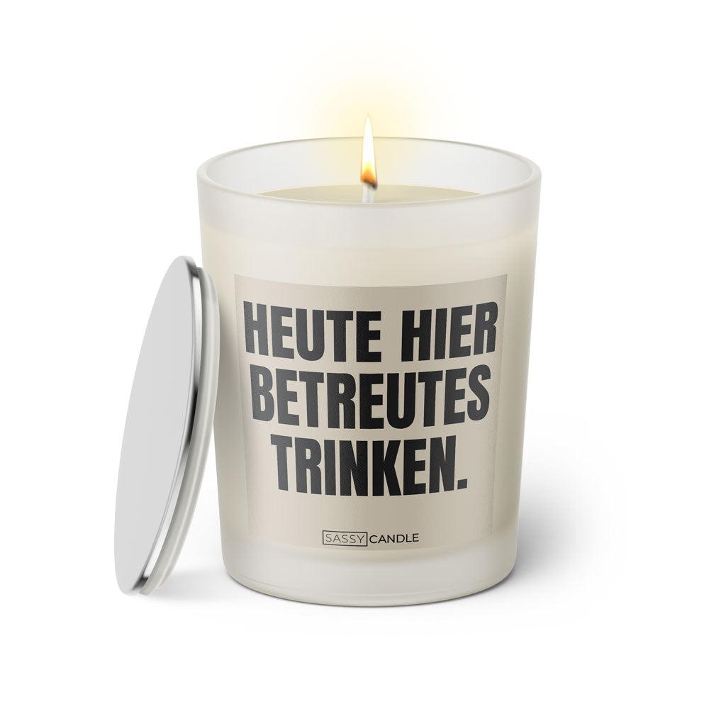 Duftkerze mit witzigem Spruch: Heute hier betreutes Trinken. Farbe beige und schwarze Schrift. Kerzenglas mit silbernem Deckel von SassyCandle.