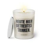 Duftkerze mit witzigem Spruch: Heute hier betreutes Trinken. Farbe beige und schwarze Schrift. Kerzenglas mit silbernem Deckel von SassyCandle.