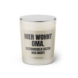 Duftkerze mit witzigen Spruch: Hier wohnt Oma. Elternregeln gelten hier nicht. Kerzenglas mit silbernen Deckel von Sassy Candle. Farbe beige und schwarz.