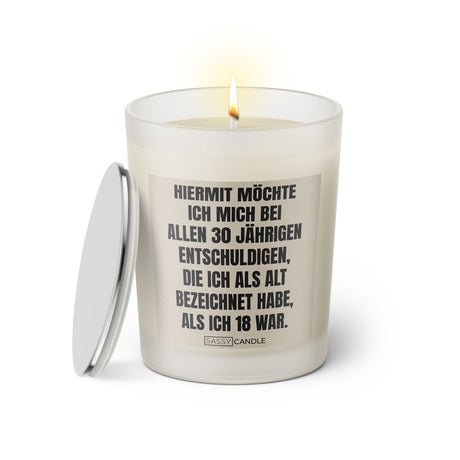 Duftkerze mit Spruch: Hiermit möchte ich mich bei allen 30 jährigen entschuldigen, die ich als alt bezeichnet habe, als ich 18 war. Farbe beige und schwarz von Sassy Candle.