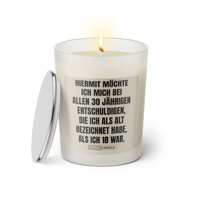 Duftkerze mit Spruch: Hiermit möchte ich mich bei allen 30 jährigen entschuldigen, die ich als alt bezeichnet habe, als ich 18 war. Farbe beige und schwarz von Sassy Candle.