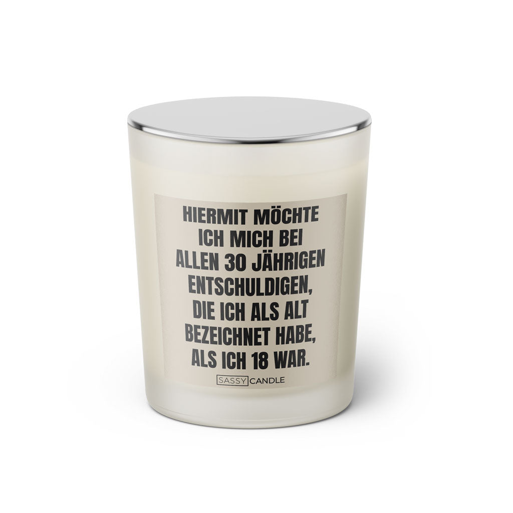 Duftkerze mit Spruch: Hiermit möchte ich mich bei allen 30 jährigen entschuldigen, die ich als alt bezeichnet habe, als ich 18 war. Farbe beige und schwarz von Sassy Candle.