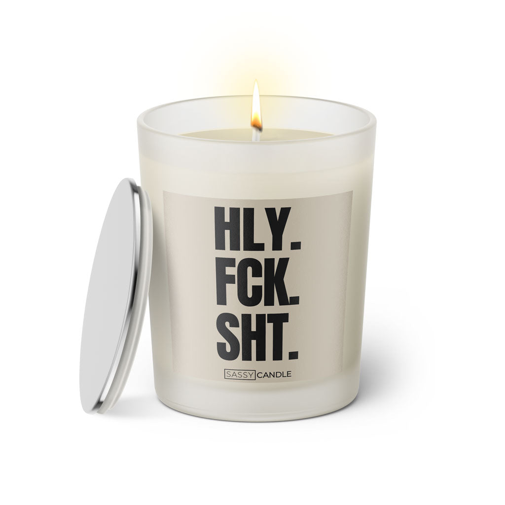 Duftkerze mit Spruch: HLY. FCK. SHT. Farbe beige und schwarz von Sassy Candle.