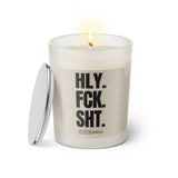 Duftkerze mit Spruch: HLY. FCK. SHT. Farbe beige und schwarz von Sassy Candle.
