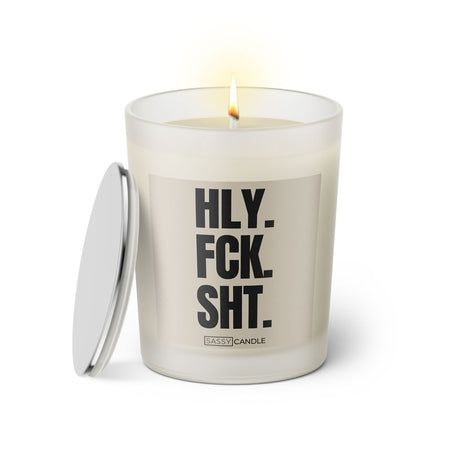 Duftkerze mit Spruch: HLY. FCK. SHT. Farbe beige und schwarz von Sassy Candle.
