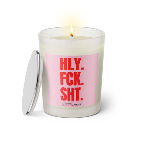 Duftkerze mit Spruch: HLY. FCK. SHT. Farbe rosa und pink von Sassy Candle.