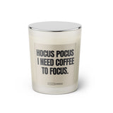 Duftkerze mit witzigen Spruch: Hocus Pocus I need coffee to focus. Farbe beige und schwarz von Sassy Candle.
