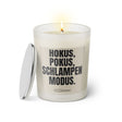 Duftkerze mit witzigem Spruch: Hokus Pokus Schlampen Modus. Farbe beige und schwarze Schrift. Kerzenglas mit silbernem Deckel von SassyCandle.