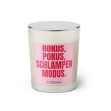 Duftkerze mit witzigem Spruch: Hokus Pokus Schlampen Modus. Farbe rosa und pinke Schrift. Kerzenglas mit silbernem geschlossenem Deckel von SassyCandle.