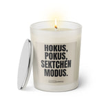 Duftkerze mit witzigem Spruch: Hokus Pokus Sektchen Modus. Farbe beige und schwarze Schrift. Kerzenglas mit silbernem Deckel von SassyCandle.