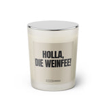 Duftkerze mit witzigem Spruch: Holla, die Weinfee! Farbe beige und schwarze Schrift. Kerzenglas mit silbernem geschlossenem Deckel von SassyCandle.