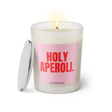 Duftkerze mit witzigem Spruch: Holy Aperoli. Farbe rosa und pinke Schrift. Kerzenglas mit silbernem Deckel von SassyCandle.