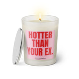 Duftkerze mit witzigem Spruch: Hotter than your Ex. Farbe rosa und pinke Schrift. Kerzenglas mit silbernem Deckel von SassyCandle.