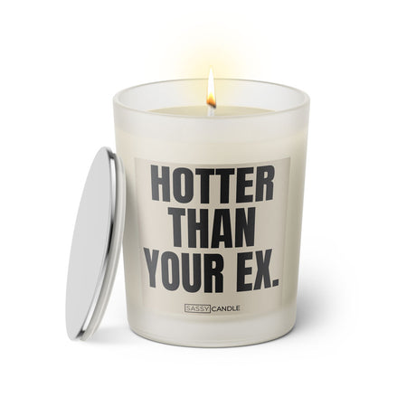 Duftkerze mit witzigem Spruch: Hotter than your Ex. Farbe beige und schwarze Schrift. Kerzenglas mit silbernem Deckel von SassyCandle.