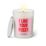 Duftkerze mit Spruch: I like your Pussy. Farbe rosa und pink von Sassy Candle.
