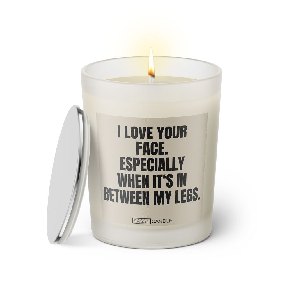 Duftkerze mit Spruch: I love your face. Especially when it's in between my legs. Farbe beige und schwarz von Sassy Candle.