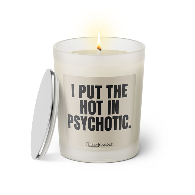 Duftkerze mit witzigem Spruch: I put the Hot in Psychotic. Farbe  beige und schwarze Schrift. Kerzenglas mit silbernem Deckel von SassyCandle.