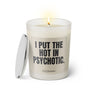 Duftkerze mit witzigem Spruch: I put the Hot in Psychotic. Farbe  beige und schwarze Schrift. Kerzenglas mit silbernem Deckel von SassyCandle.