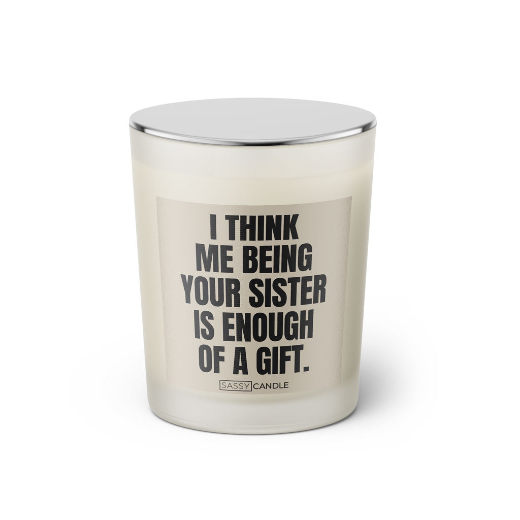 Duftkerze mit witzigen Spruch: I think me being your sister is enough of a gift. Kerzenglas mit Deckel von Sassy Candle. Farbe beige und schwarz.