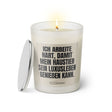 Duftkerze mit witzigen Spruch: Ich arbeite hart, damit mein Haustier sein Luxusleben genießen kann. Farbe beige und schwarz von Sassy Candle.
