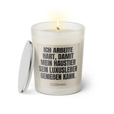 Duftkerze mit witzigen Spruch: Ich arbeite hart, damit mein Haustier sein Luxusleben genießen kann. Farbe beige und schwarz von Sassy Candle.