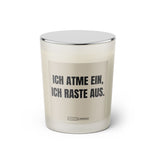 Duftkerze mit witzigem Spruch: Ich atme ein, ich raste aus. Farbe beige und schwarze Schrift. Kerzenglas mit silbernem geschlossenem  Deckel von SassyCandle.