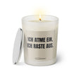 Duftkerze mit witzigem Spruch: Ich atme ein, ich raste aus. Farbe beige und schwarze Schrift. Kerzenglas mit silbernem geschlossenem Deckel von SassyCandle.