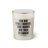 Duftkerze mit witzigem Spruch: Ich bin stolz darauf, eine Mama wie dich zu haben! Farbe schwarz und beige mit silbernem Deckel von Sassy Candle.