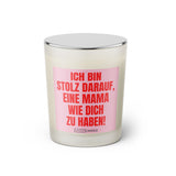 Duftkerze mit witzigem Spruch: Ich bin stolz darauf, eine Mama wie dich zu haben! Farbe pink und rosa mit silbernem Deckel von Sassy Candle.