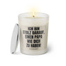 Duftkerze mit witzigem Spruch: Ich bin stolz darauf, einen Papa wie dich zu haben! Farbe beige und schwarz mit silbernem Deckel von Sassy Candle.