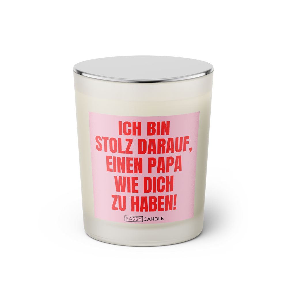 Duftkerze mit witzigem Spruch: Ich bin stolz darauf, einen Papa wie dich zu haben! Farbe rosa und pink mit silbernem Deckel von Sassy Candle.