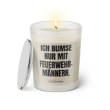 Duftkerze mit Spruch: Ich bumse nur mit Feuerwehrmännern. Farbe beige und schwarz von Sassy Candle.