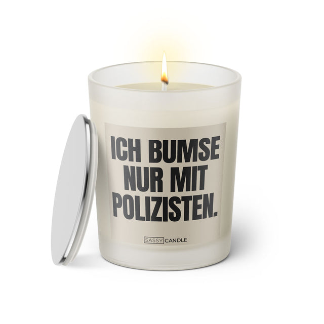 Duftkerze mit Spruch: Ich bumse nur mit Polizisten. Farbe beige und schwarz von Sassy Candle.