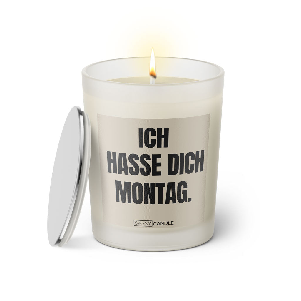 Duftkerze mit witzigem Spruch: Ich hasse dich Montag. Farbe beige und schwarze Schrift. Kerzenglas mit silbernem Deckel von SassyCandle.