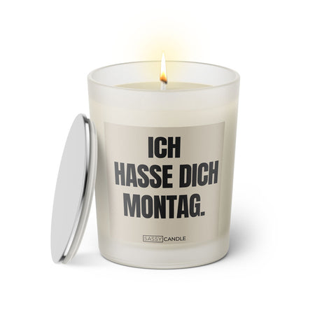 Duftkerze mit witzigem Spruch: Ich hasse dich Montag. Farbe beige und schwarze Schrift. Kerzenglas mit silbernem Deckel von SassyCandle.