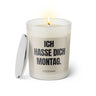 Duftkerze mit witzigem Spruch: Ich hasse dich Montag. Farbe beige und schwarze Schrift. Kerzenglas mit silbernem Deckel von SassyCandle.