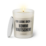 Duftkerze mit witzigen Spruch: Ich liebe dich. Komm knutschen! Farbe beige und schwarz mit silbernem Deckel von Sassy Candle.