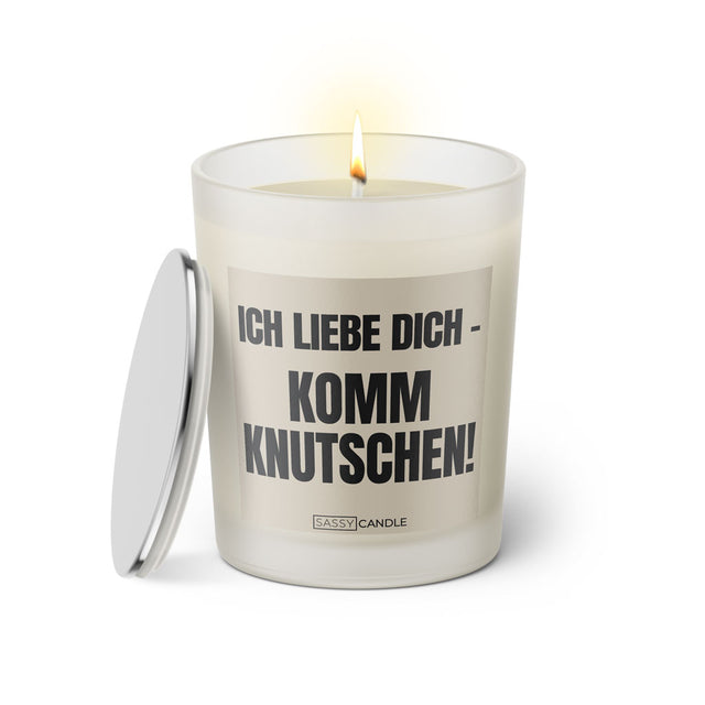 Duftkerze mit witzigen Spruch: Ich liebe dich. Komm knutschen! Farbe beige und schwarz mit silbernem Deckel von Sassy Candle.