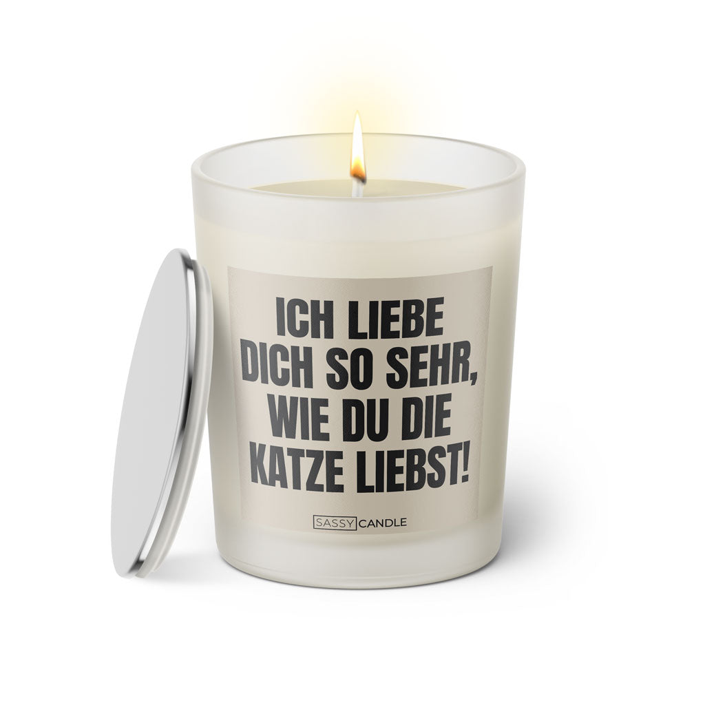 Duftkerze mit witzigen Spruch: Ich liebe dich so sehr, wie du die Katze liebst. Farbe beige und schwarz mit silbernem Deckel von Sassy Candle.
