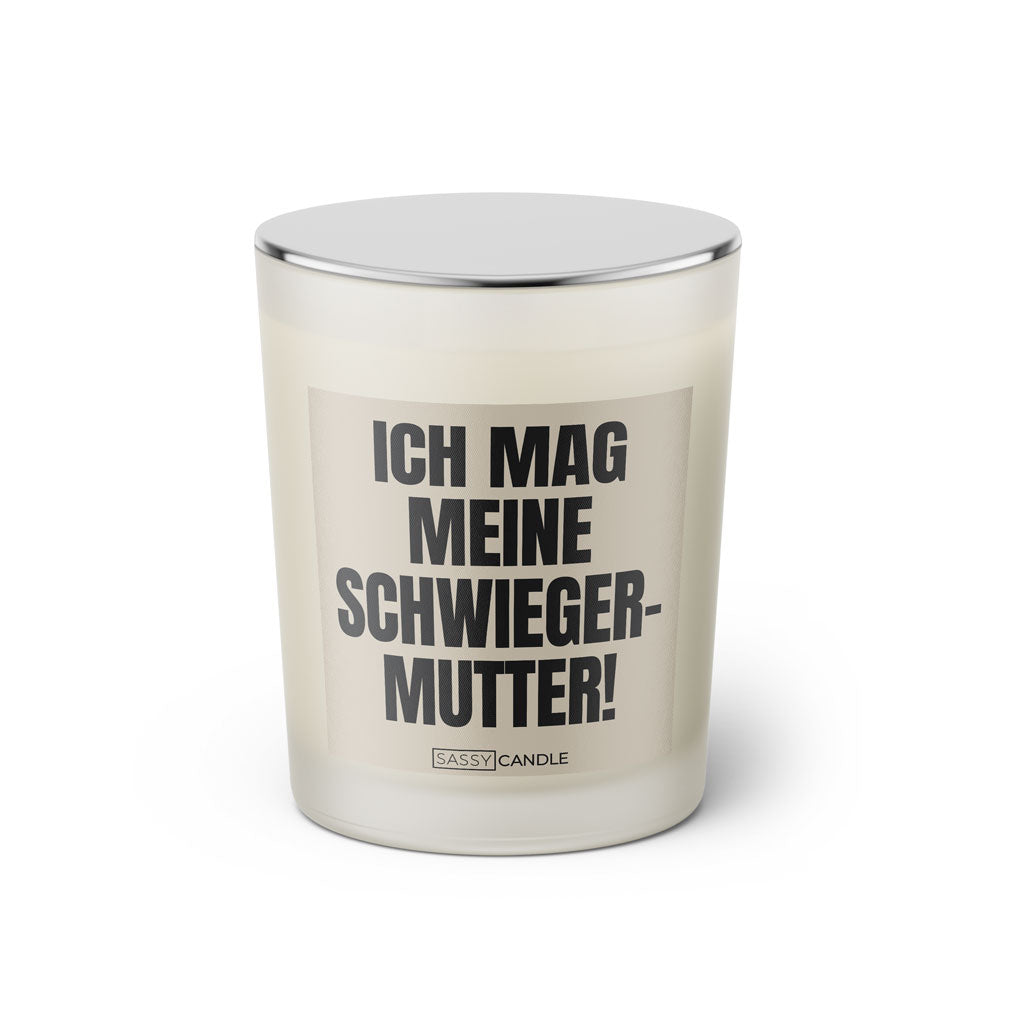 Duftkerze mit Spruch: Ich mag meine Schwiegermutter! Farbe beige und schwarz von Sassy Candle.