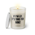 Duftkerze mit witzigem Spruch: If I'm lit, it's time for wine! Farbe beige und schwarze Schrift. Kerzenglas mit silbernem Deckel von SassyCandle.