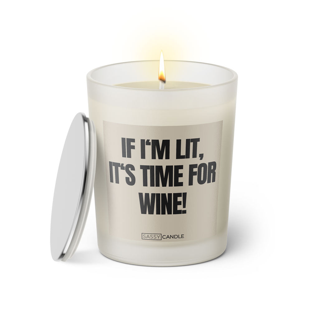 Duftkerze mit witzigem Spruch: If I'm lit, it's time for wine! Farbe beige und schwarze Schrift. Kerzenglas mit silbernem Deckel von SassyCandle.