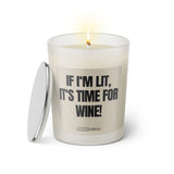 Duftkerze mit witzigem Spruch: If I'm lit, it's time for wine! Farbe beige und schwarze Schrift. Kerzenglas mit silbernem Deckel von SassyCandle.