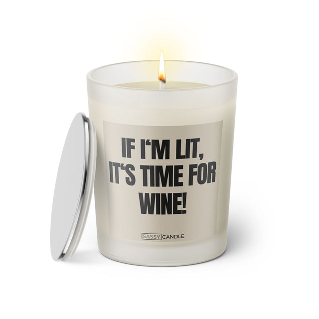 Duftkerze mit witzigem Spruch: If I'm lit, it's time for wine! Farbe beige und schwarze Schrift. Kerzenglas mit silbernem Deckel von SassyCandle.