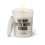 Duftkerze mit witzigem Spruch: Im Bad bitte nicht ficken. Farbe beige und schwarze Schrift. Kerzenglas mit silbernem Deckel von SassyCandle.
