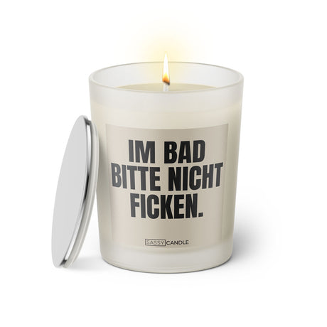 Duftkerze mit witzigem Spruch: Im Bad bitte nicht ficken. Farbe beige und schwarze Schrift. Kerzenglas mit silbernem Deckel von SassyCandle.