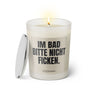 Duftkerze mit witzigem Spruch: Im Bad bitte nicht ficken. Farbe beige und schwarze Schrift. Kerzenglas mit silbernem Deckel von SassyCandle.