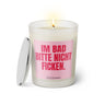 Duftkerze mit witzigem Spruch: Im Bad bitte nicht ficken. Farbe rosa und pinke Schrift. Kerzenglas mit silbernem Deckel von SassyCandle.